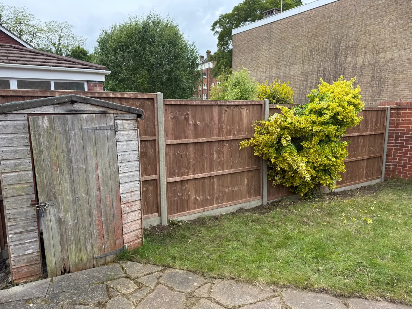 Replacement closeboard panels and concrete posts in GU9