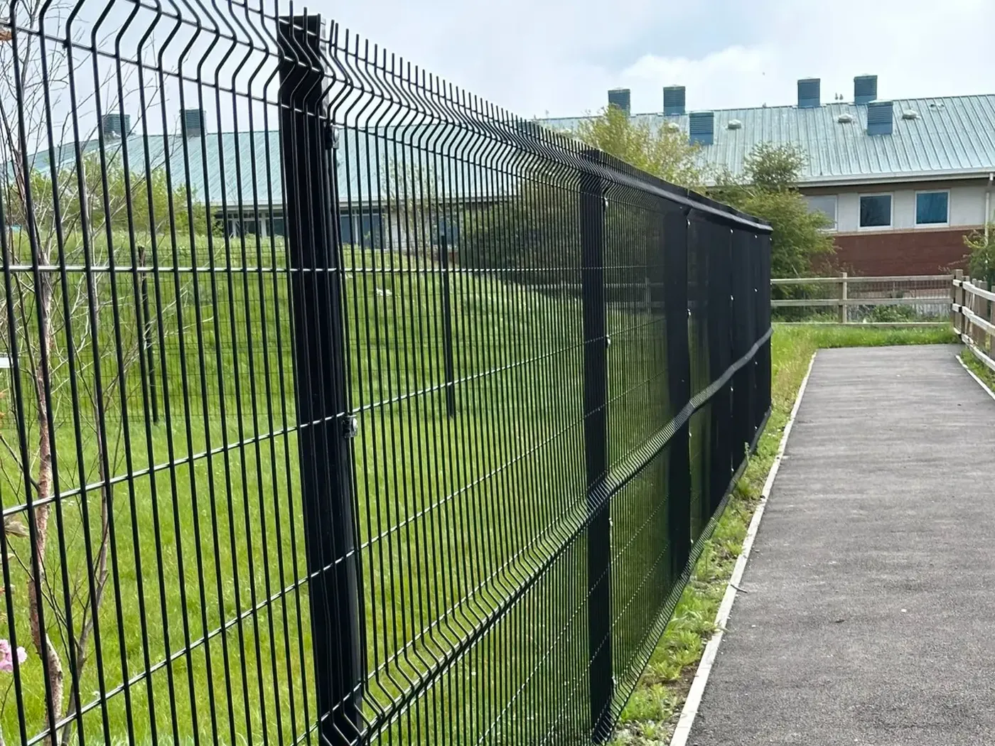 Mesh and palisade commercial fencing